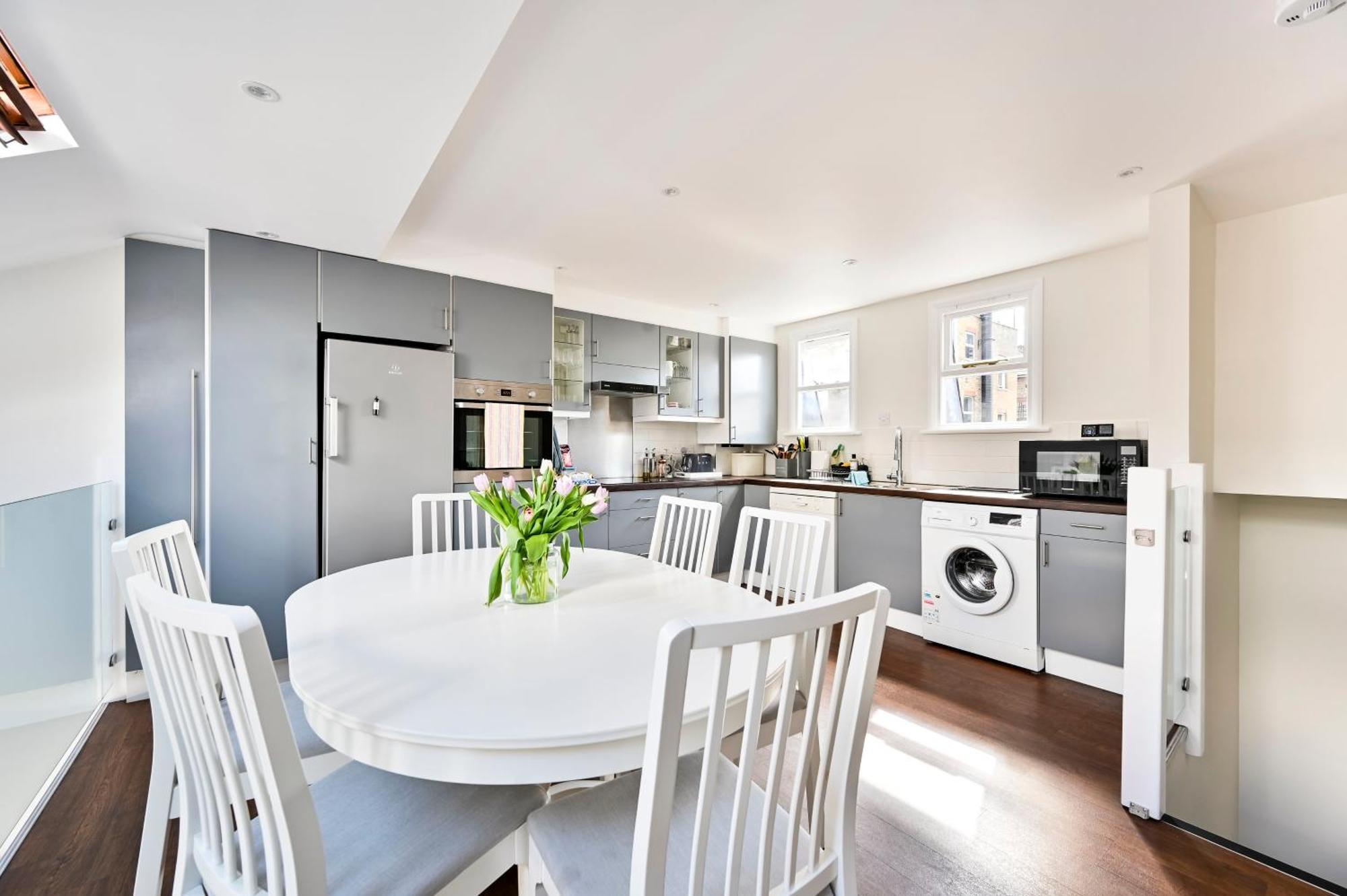 New Chic 3-bed Flat In Clapham * Londra