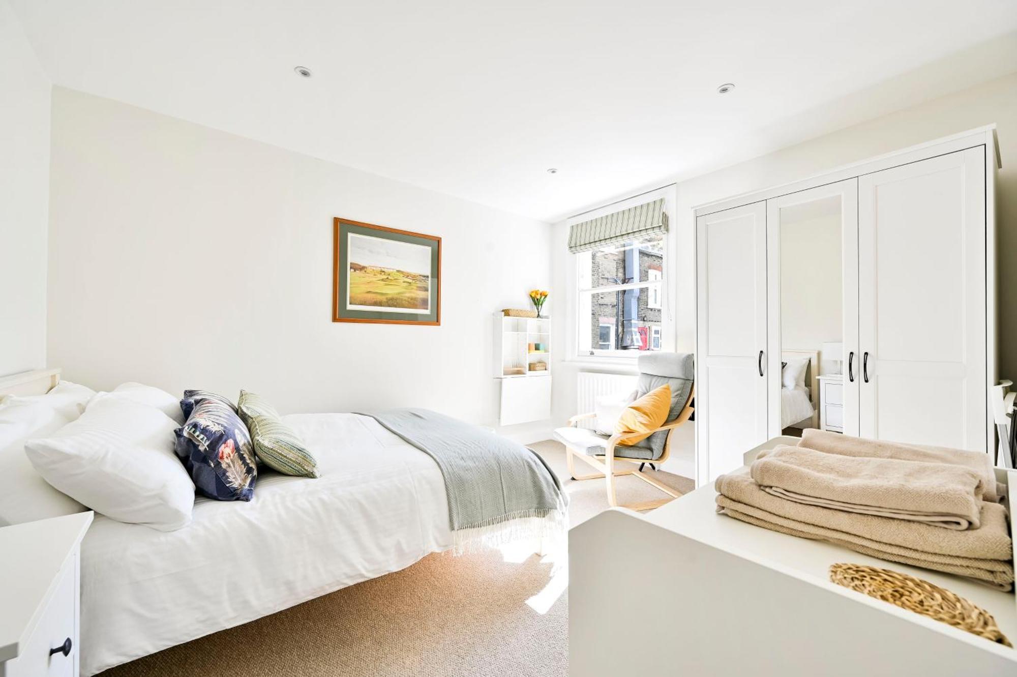 New Chic 3-bed Flat In Clapham * Londra