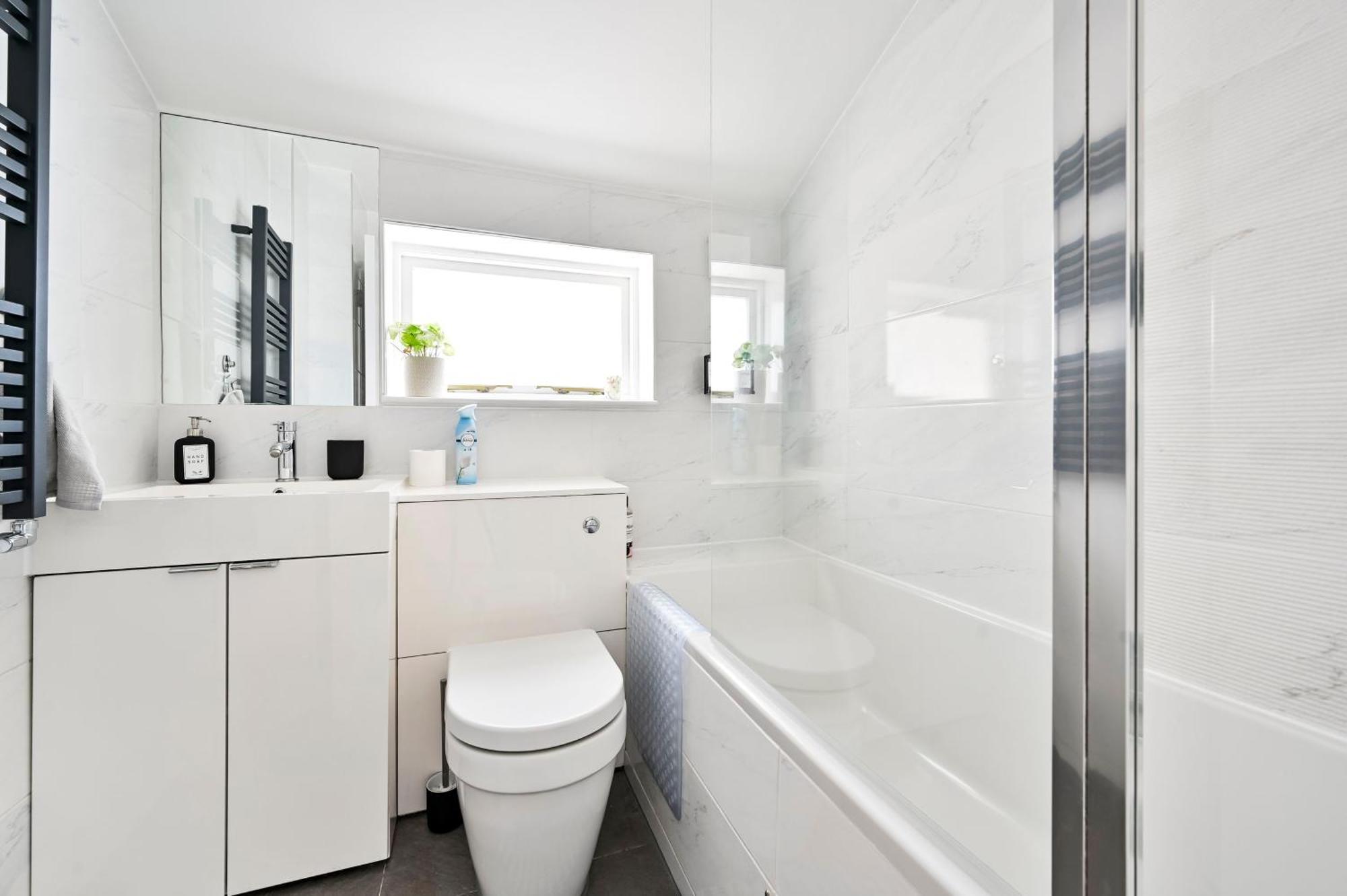 New Chic 3-bed Flat In Clapham Londra